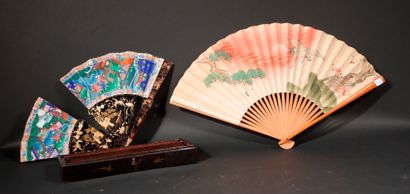 null *Lot of two fans :

- Fan with natural wood frame, leaf with polychrome printed...