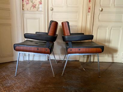 null 
Paire de fauteuils et paires de chaises en bois cintré, skaï noir et piètement...