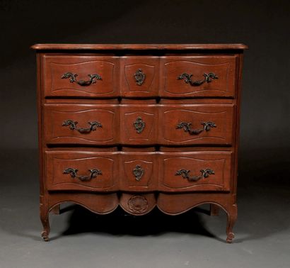 null Commode arbalète à trois tiroirs sur trois rangs, style Louis XV

H : 84 L :...