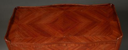 null A Louis XV style veneer table opening with two drawers on two rows.

H : 73...