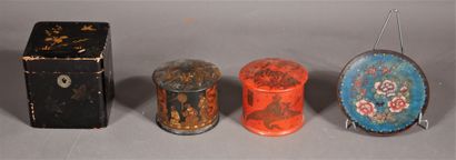 null Lot :

- Two round boxes covered in boiled cardboard (accidents)

- A black...