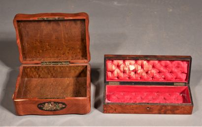 null Lot :

- Brass inlaid veneer glove box, Napoleon III

H : 8 W : 32 D : 10 cm....