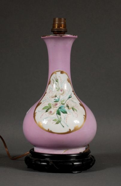 null Vase en porcelaine à fond rose à décor d'un médaillon blanc fleuri, monté en...