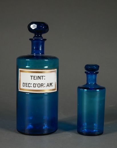 null * Deux bouteilles à pharmacie en verre transparent bleu

H : 16-26 cm.