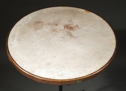 null *Table bistrot ronde, piètement en fonte, plateau marbre blanc usé

H : 72 D...