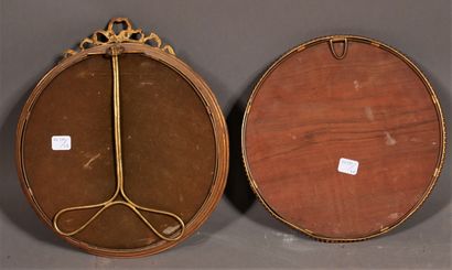 null Two round gilt metal mirrors

D: 24 and 29 cm.