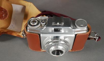 null Lot :

- AGFA box in its original leather case

- a box (damaged)

- AGFA Silette...