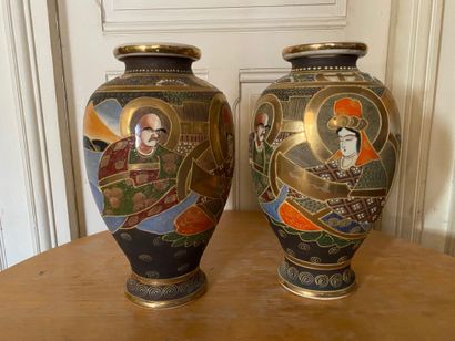 null Pair of earthenware vases decorated with characters, modern Satsuma

H : 33...