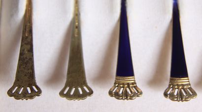 null Six cuillers à moka en vermeil 925°/°° et émail bleu à spatule ornée d'une couronne,...