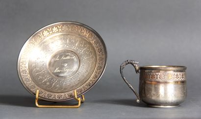 null Lot :

-Tasse et sous tasse en argent 950°/°° guilloché, gravé de palmettes...