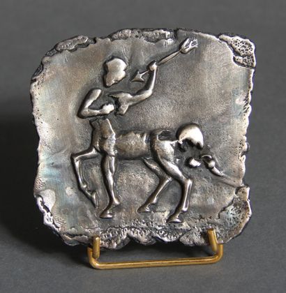null ERCUIS

Presse-papier en métal argenté à décor en relief d'un centaure, symbole...
