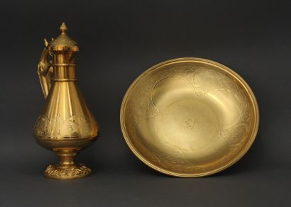 null *Aiguière et son bassin en métal doré à décor gravé et en relief de feuillage,...