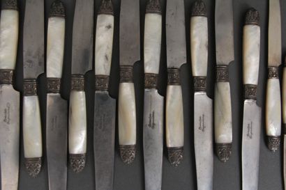 null Lot de couteaux à manches en métal à décor de palmettes et nacre comprenant...