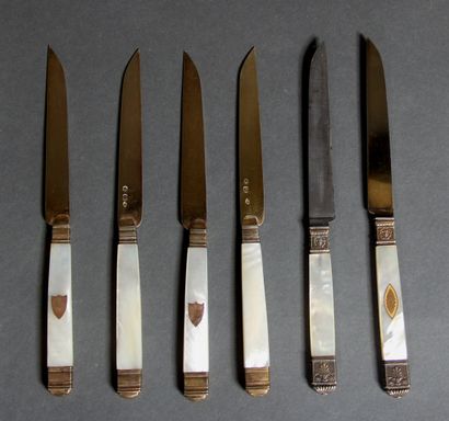 Lot :

- Quatre couteaux à fruits manches...
