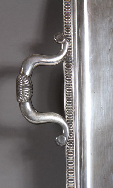 null *Plateau à deux anses en métal argenté à bordure godronnée

60 x 39 cm.