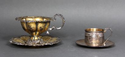 null Lot :

-Tasse et sous tasse en argent 950°/°° guilloché, gravé de palmettes...