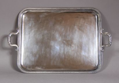 null *Plateau à deux anses en métal argenté à bordure godronnée

60 x 39 cm.