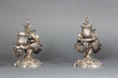 null Paire de bouts de table en métal argenté à deux lumières, style Louis XV

H...