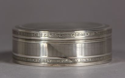null *Boite ronde en argent et vermeil 925°/°° guilloché, style Louis XVI, travail...