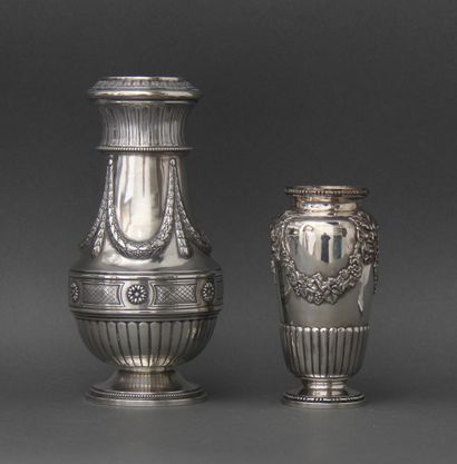 null *Lot :

- Raoul MAUGER orfèvre

Vase sur piédouche en argent 950°/°° à décor...