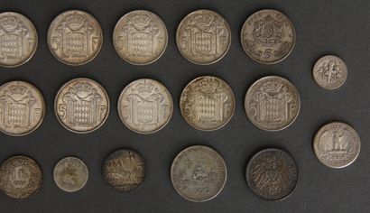 null Lot de pièces en argent :

- Douze pièces de 5 F Monaco Rainier III

- Une pièce...