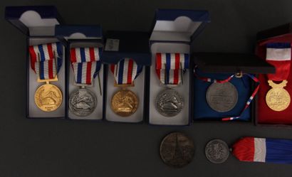 null - Lot de médailles du Mérite, divers

- Médaille Souvenir de l'Expsotion Internationale...