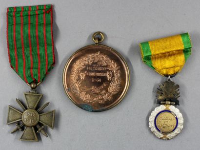 null Lot : 

- Médaille militaire (manque d'émail)

- Croix de guerre 1914-1916 avec...