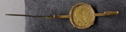 null *Broche en or jaune 18k sertie d'une pièce de 20 FF 1910 en or, pds : 9,9 g....