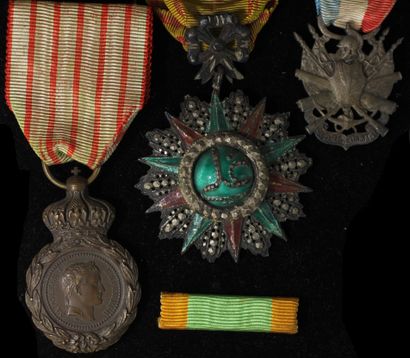 null *Lot de médailles :

- Chevalier de la Légion d'honneur, IIIème rep (usures)

-...