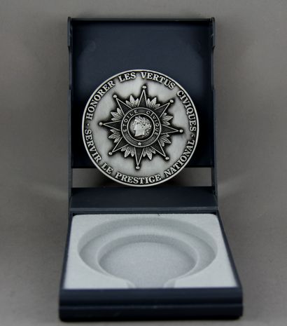 null Médaille Etoile civique en métal argenté, dans sa boite