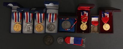 null - Lot de médailles du Mérite, divers

- Médaille Souvenir de l'Expsotion Internationale...