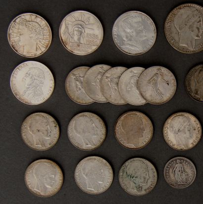 null Lot de pièces en argent :

- Quatre pièces de 100 FF 1984, 1986, 1987, 1988

-...