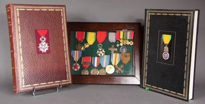 null MédaiIles militaires dans un cadre dont :

-Chevalier de la Légion d'honneur

-Croix...