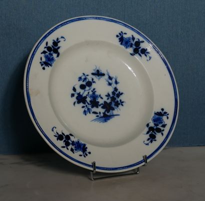 null Un plat rond et huit assiettes en faïence crème à décor de tertres fleuris ...