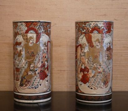 null Paire de vases rouleaux en faïence à décor de personnages, Satsuma Japon

H...