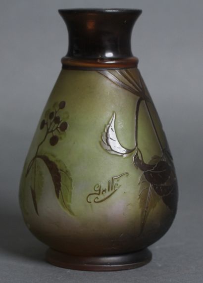 null Etablissement GALLE 

Vase piriforme sur talon en verre gravé de feuillage marron...