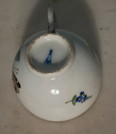 null MEISSEN ?

Tasse et sous-tasse en porcelaine blanche à décor polychrome de papillons...