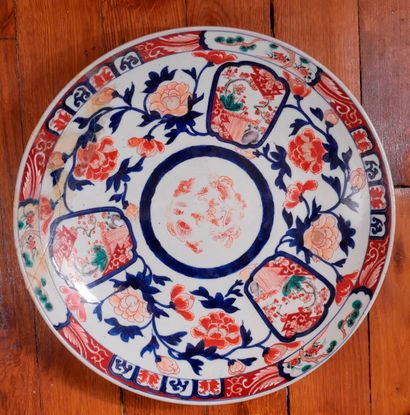  Trois plats en porcelaine polychrome à décor Imari 
D : 30 cm. (fêle), D : 31cm....