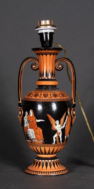 null Vase à deux anses sur piédouche en porcelaine à décor de scènes Antiques orange...