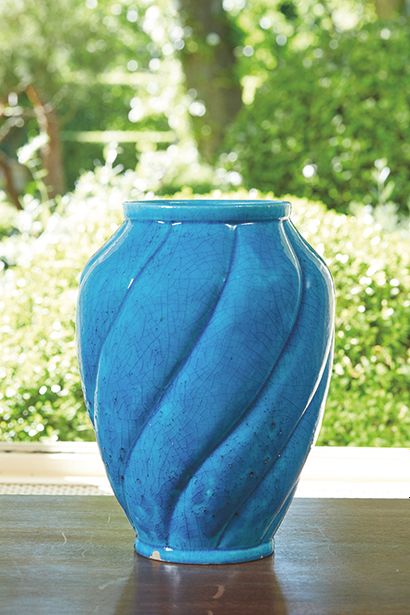  LACHENAL 
Vase balustre sur talon à côtes torses en céramique, engobe bleue turquoise,...