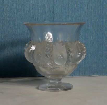 null LALIQUE France

Vase sur piédouche en verre moulé modèle Dampierre, signé

H...
