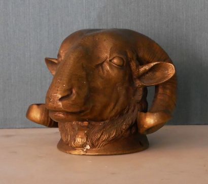 Sculpture en bronze à tête de bêlier 
H :...