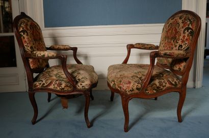  Trois fauteuils en bois naturel et bois redoré à dossiers plats, pieds cambrés,...