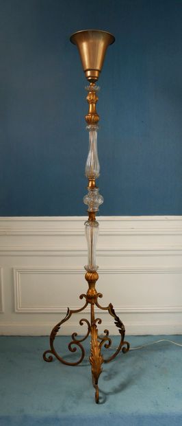 null Lampe de parquet en fer forgé, bois doré et verre

H : 82 cm.