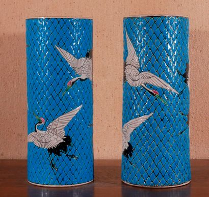  Paire de vases rouleaux en céramique à décor de hérons sur fond turquoise, Japon...