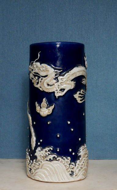 Vase rouleau en ceramique à décor en relief...