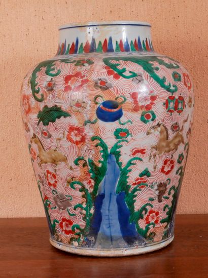 Potiche balustre en porcelaine à décor polychrome de daims dans un paysage, Chine...