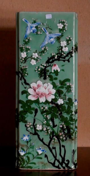  Important vase rectangulaire en porcelaine polychrome à décor de branchages et oiseaux...