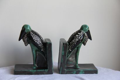 Paire de serres-livres en céramique à engobe vert et noir à décor d'oiseaux 
H :...