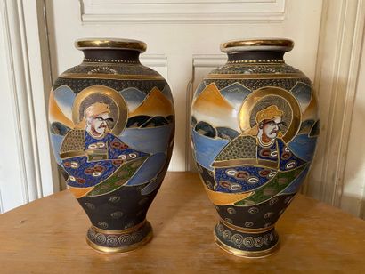  Paire de vases en faïence à décor de personnages, Satsuma moderne 
H : 33 cm.